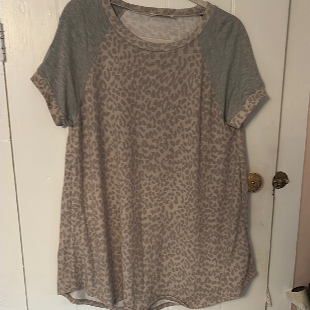 Gray Leopard Print Women's SS Top Preowned XL
